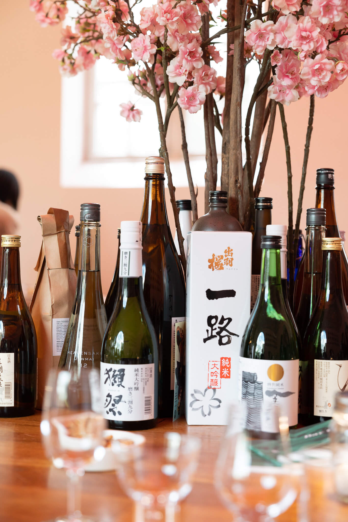 Mit Sake Flaschen dekorierter Tisch