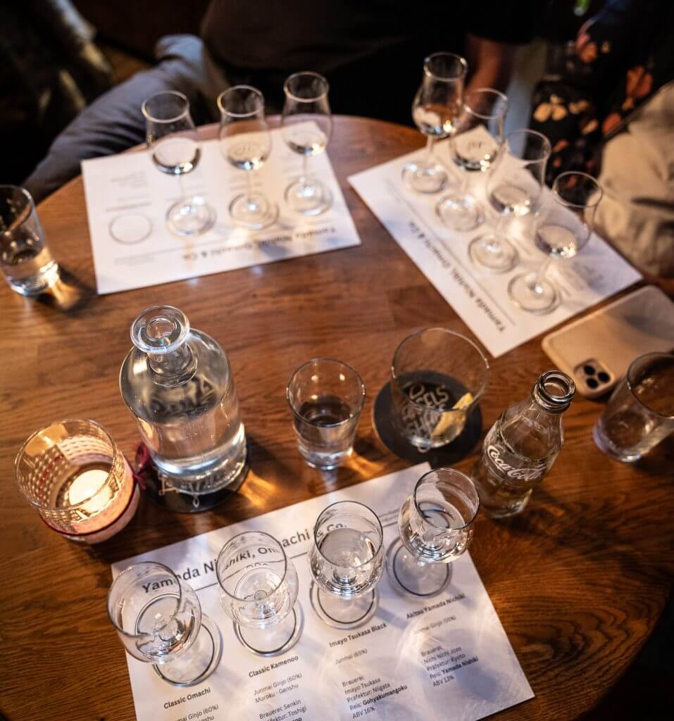Gedeckter Tisch für Sake Tasting