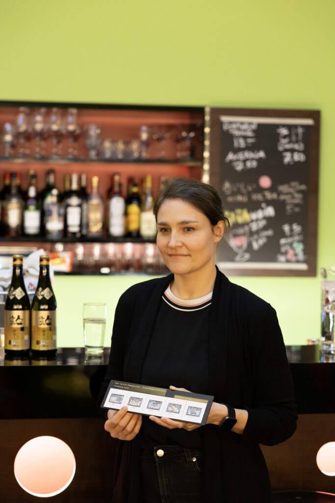 Sake Tasting im Stadtkino Basel, Vortragende zeigt ein Schaubild zu Reis.