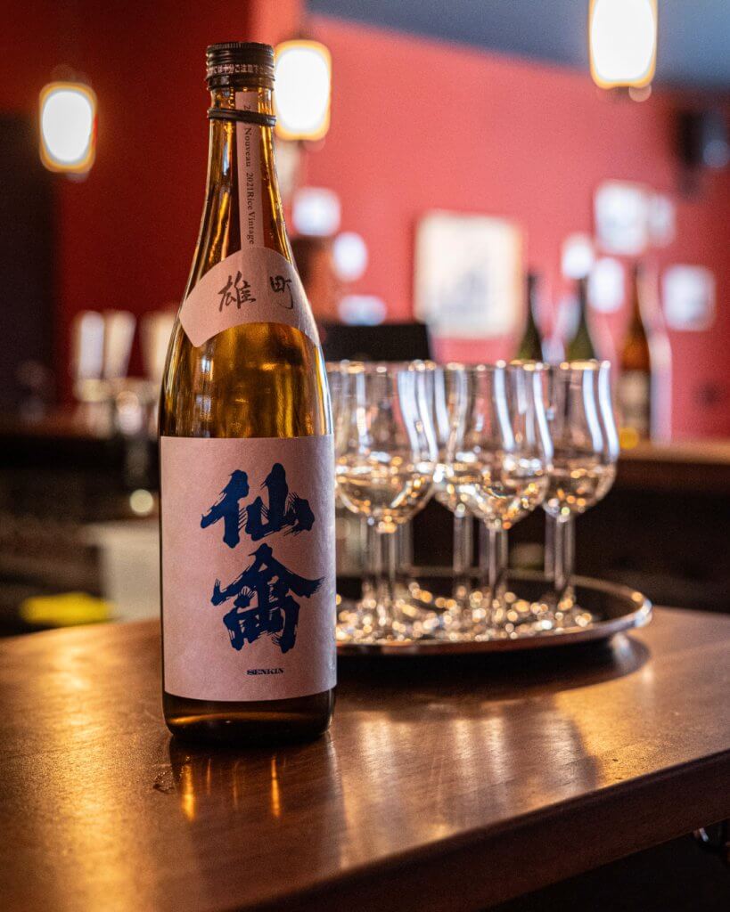 Sake Flasche mit Glässern, Impression eines Tasting-Events.